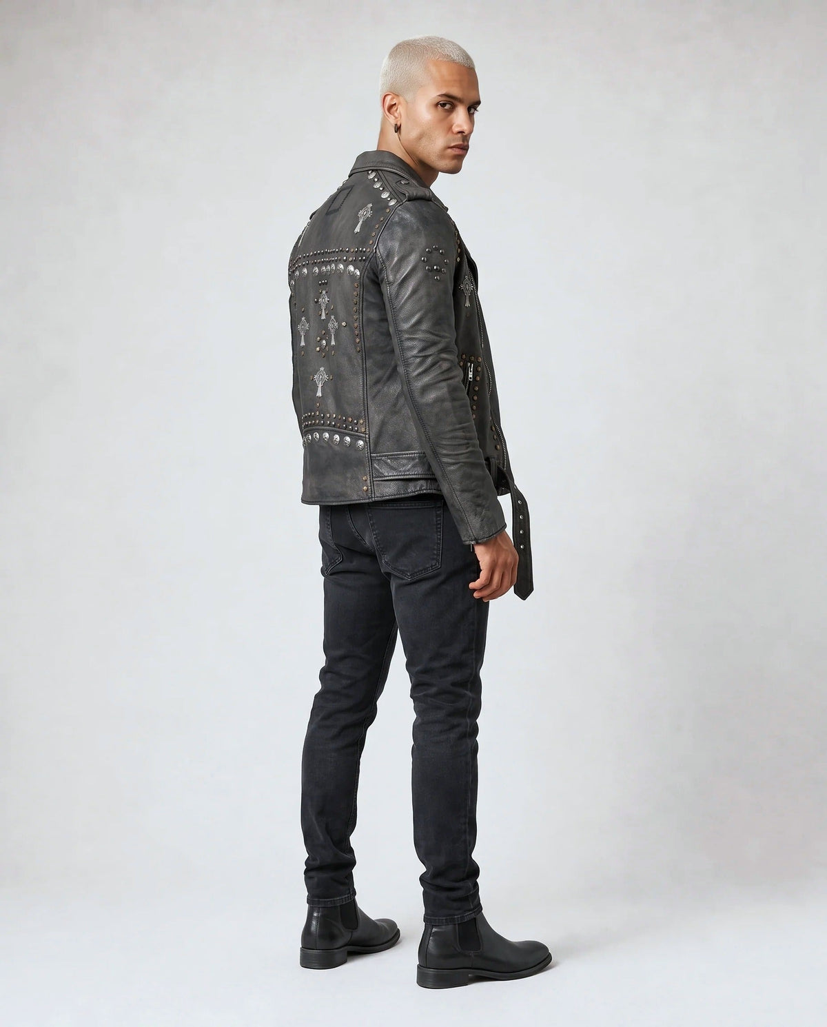 Jano von tigha – Biker-Lederjacke mit Nieten für Herren aus Rindsleder in Stone Washed Black, Dreiviertelansicht von hinten, Ganzkörper