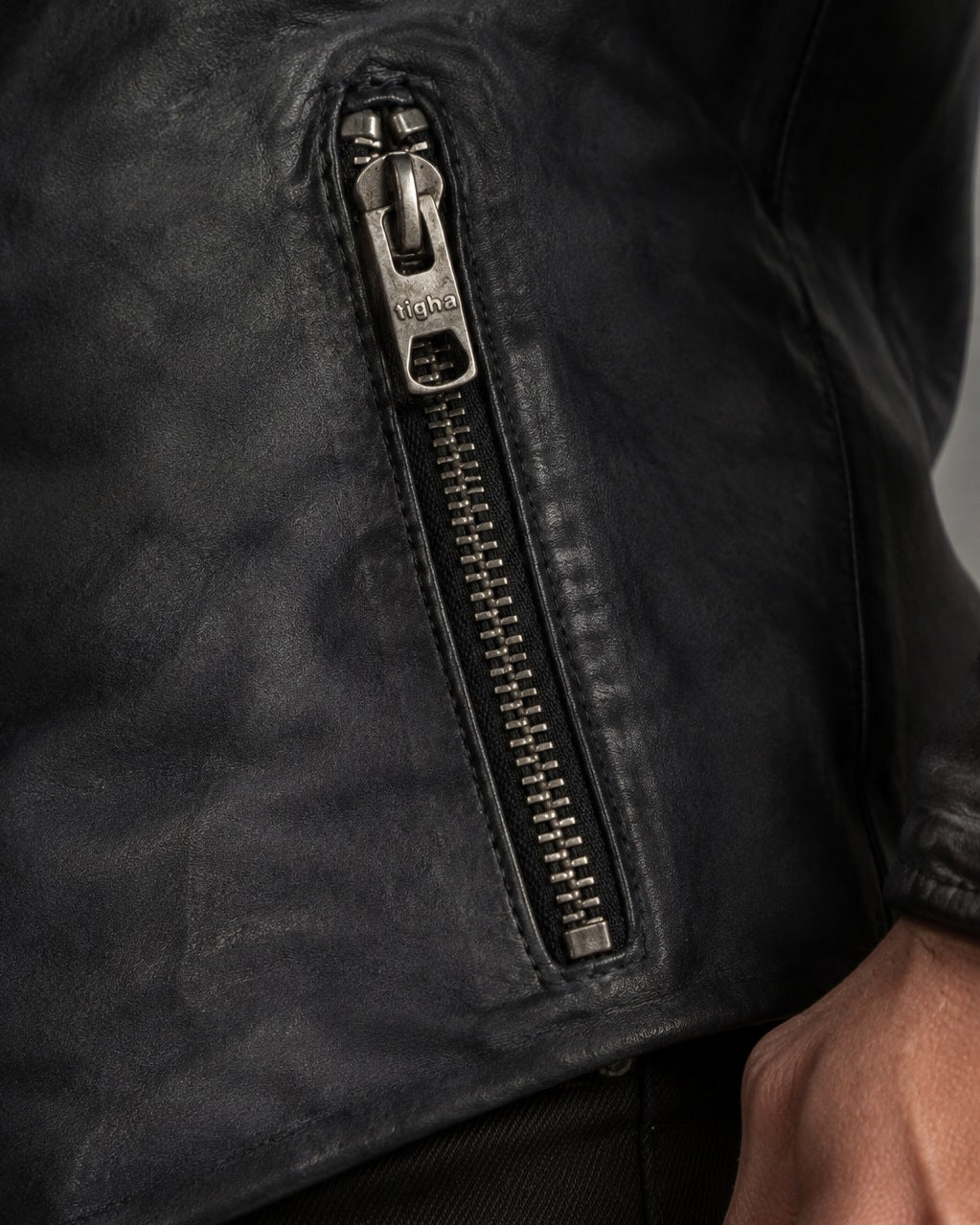 Daniel — Detail Zip