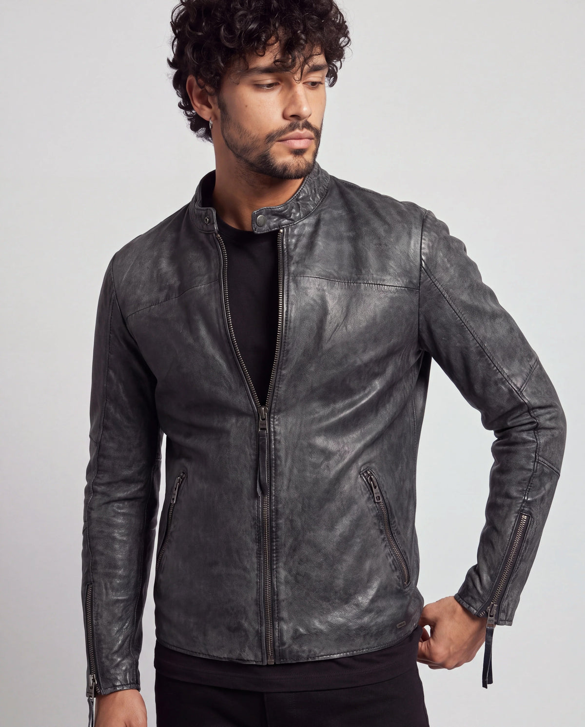 Daniel von tigha – Lederjacke mit Stehkragen für Herren aus Rindsleder in Stone Washed Black, Nahaufnahme am Model
