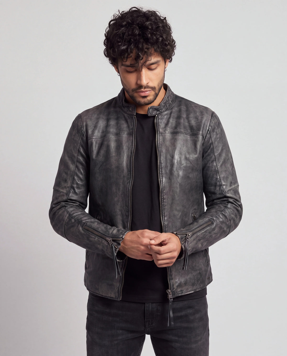 Daniel von tigha – Lederjacke mit Stehkragen für Herren aus Rindsleder in Stone Washed Black, Vorderansicht, Blick nach unten