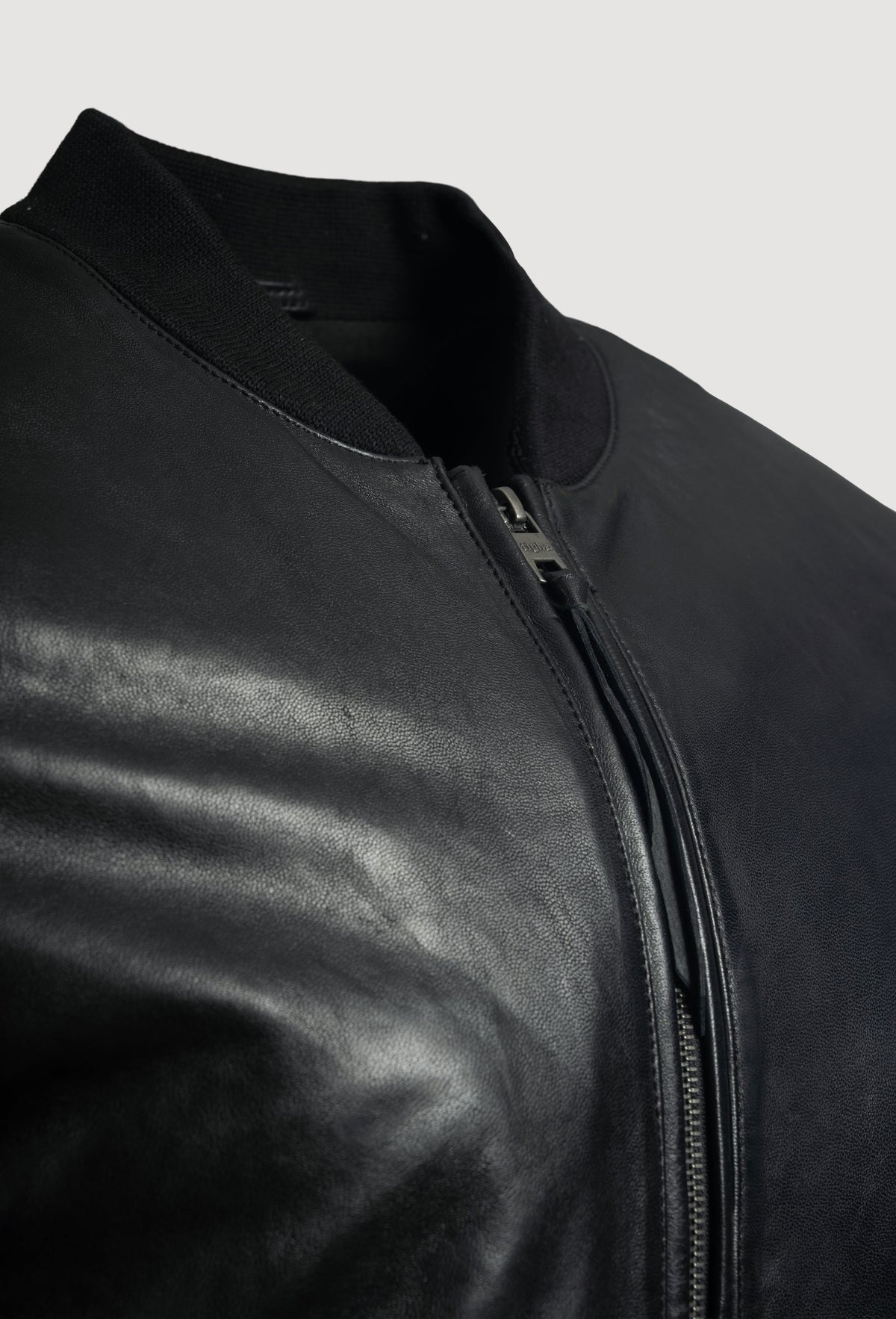 Dean von tigha – Bomber-Lederjacke für Herren aus Schafsleder in Heavy Washed Black, Detail Strickkragen