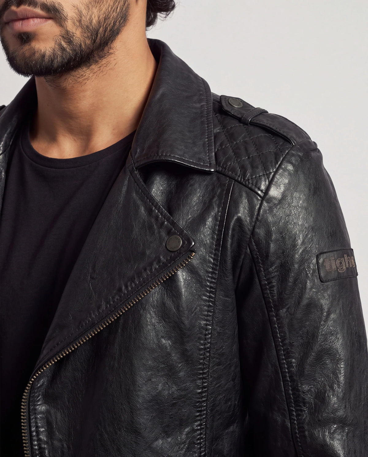 Elon von tigha – Perfecto-Biker-Lederjacke für Herren aus gewachstem Schafsleder mit Rautensteppung, Detail Kragen und Rautensteppung