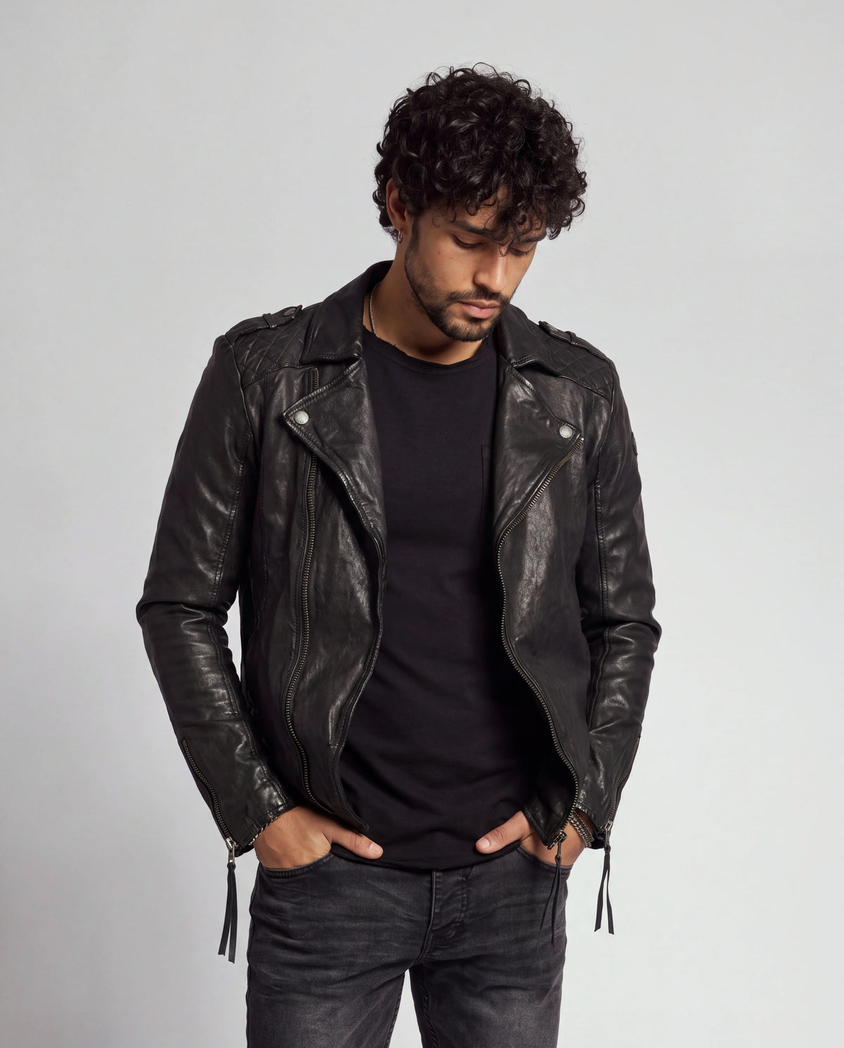 Elon von tigha – Perfecto-Biker-Lederjacke für Herren aus gewachstem Schafsleder mit Rautensteppung, Vorderansicht, Hände in den Taschen