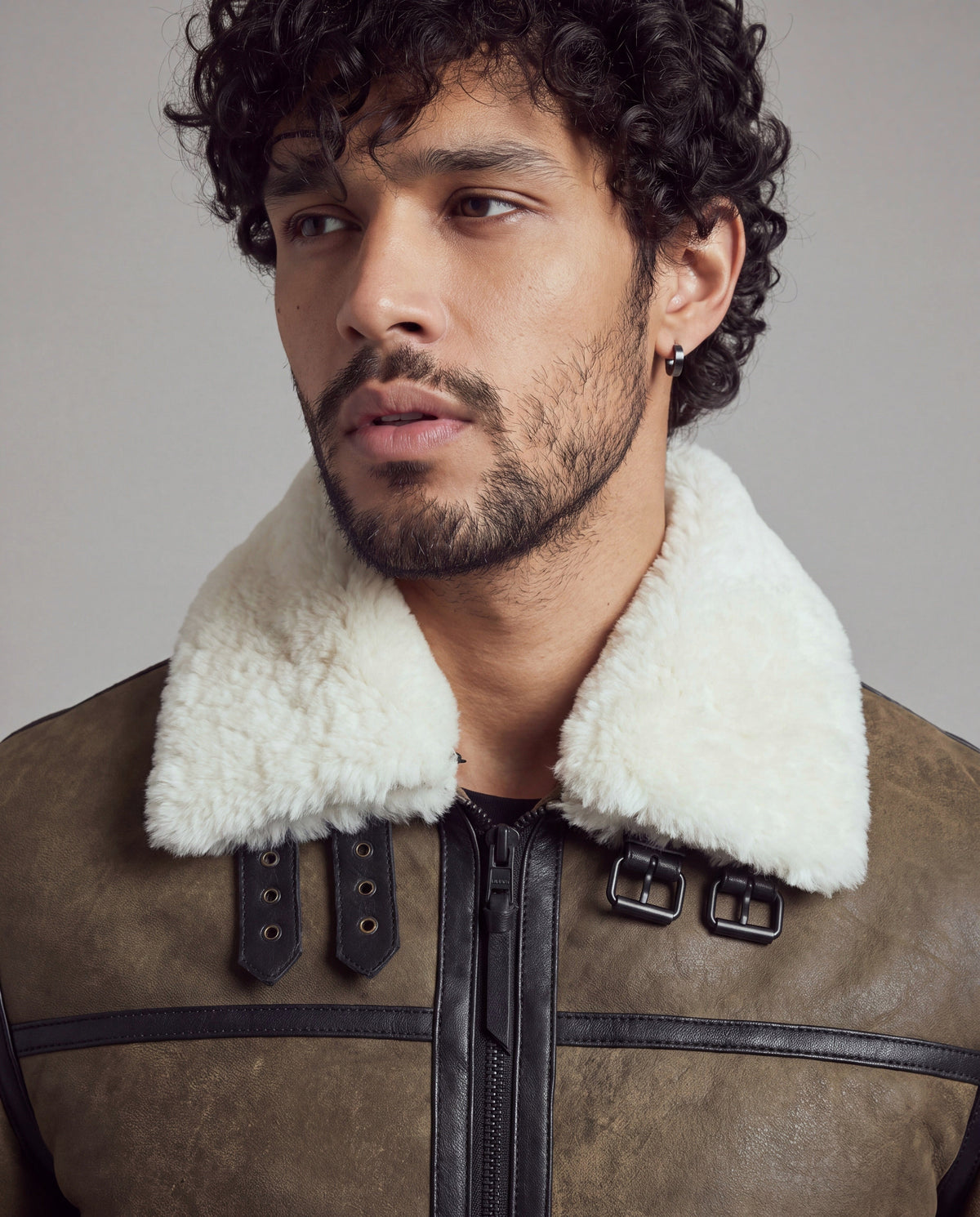 Forest by tigha – men's leather aviator jacket with double white shearling collar, olive-brown sheepskin in Elephant Vintage, close-up of the shearling collar on model