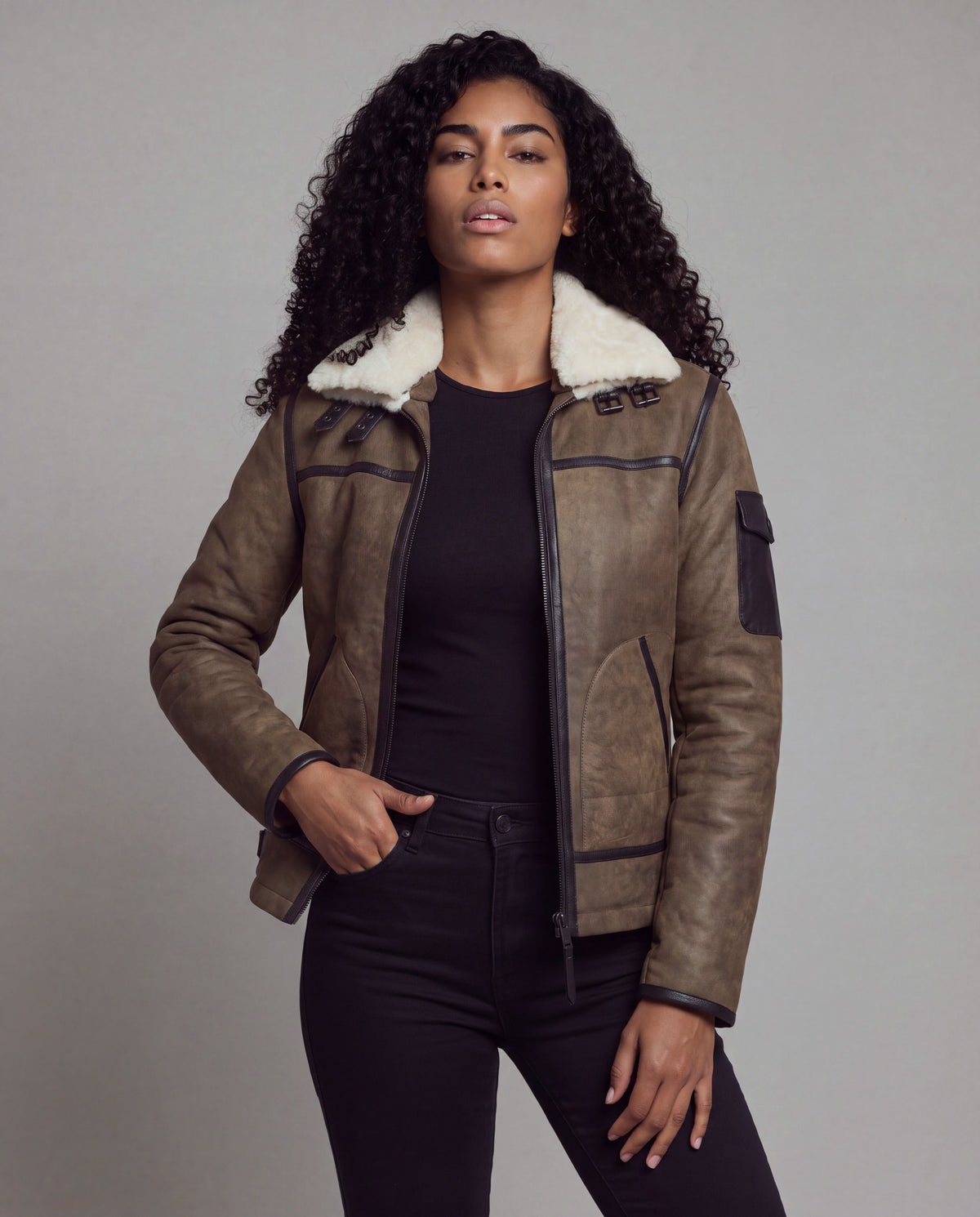 Forest von tigha – Aviator-Lederjacke mit doppeltem weißem Shearling-Kragen für Damen, olivbraunes Schafsleder in Elephant Vintage, Vorderansicht, Hand in der Tasche