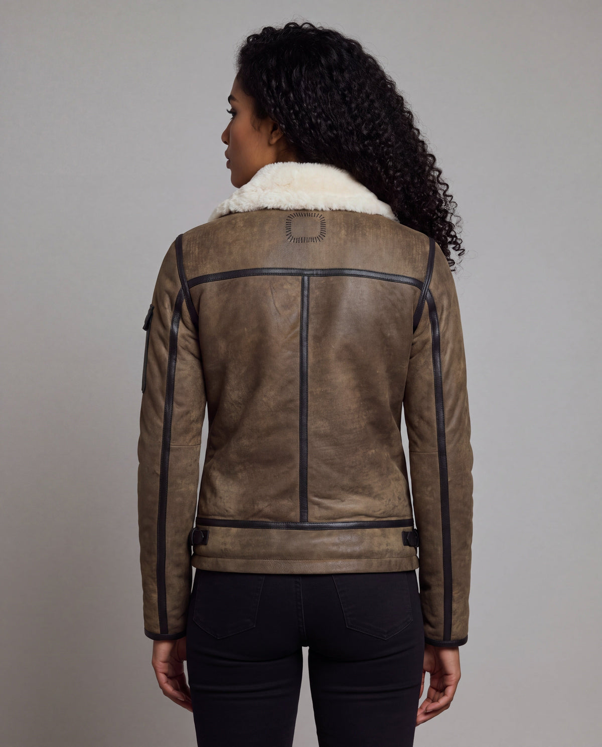 Forest von tigha – Aviator-Lederjacke mit doppeltem weißem Shearling-Kragen für Damen, olivbraunes Schafsleder in Elephant Vintage, Rückenansicht