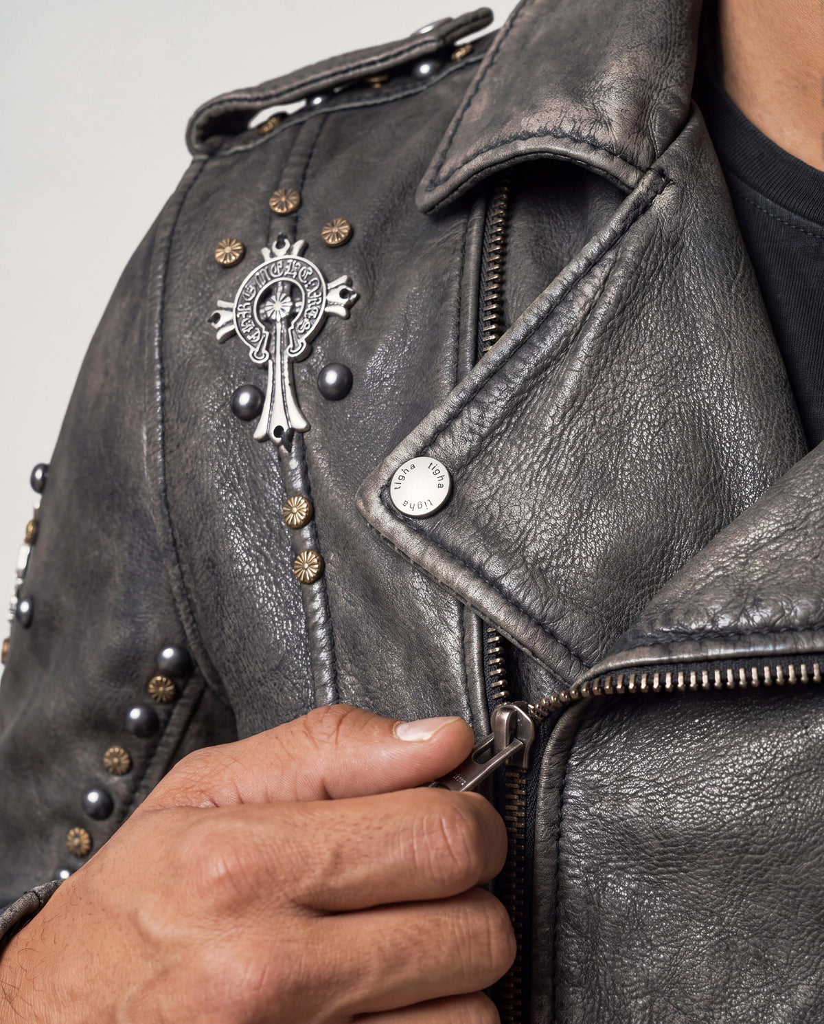 Jano von tigha – Biker-Lederjacke mit Nieten für Herren aus Rindsleder in Stone Washed Black, Detail Ornamente