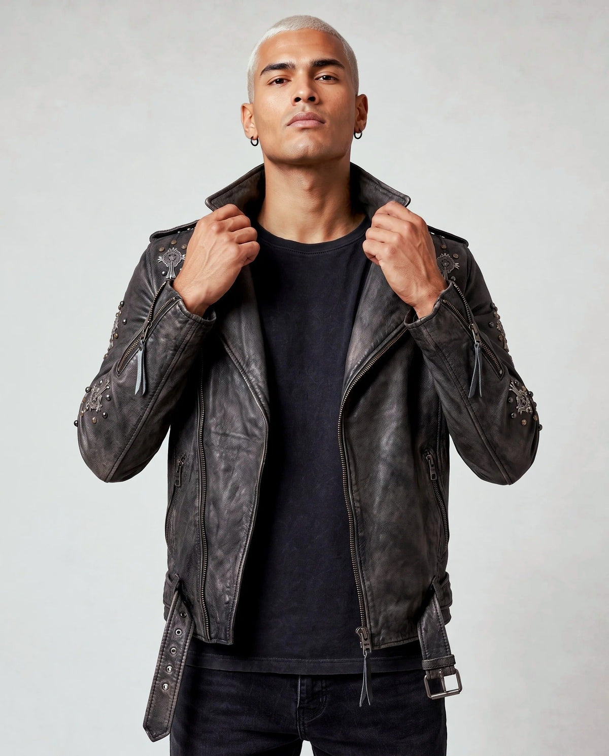 Jano von tigha – Biker-Lederjacke mit Nieten für Herren aus Rindsleder in Stone Washed Black, Vorderansicht, Hände am Kragen