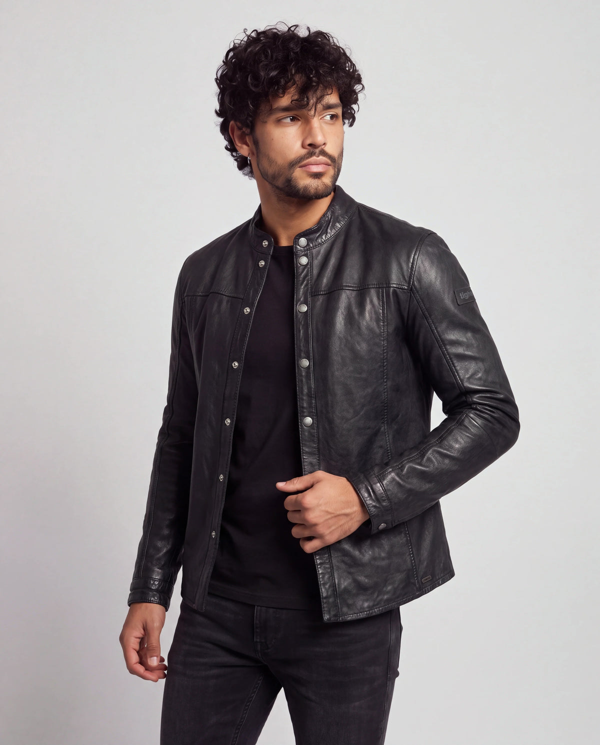 Jules von tigha – Leder-Overshirt für Herren aus Schafsleder in Heavy Washed Black, Vorderansicht am Model