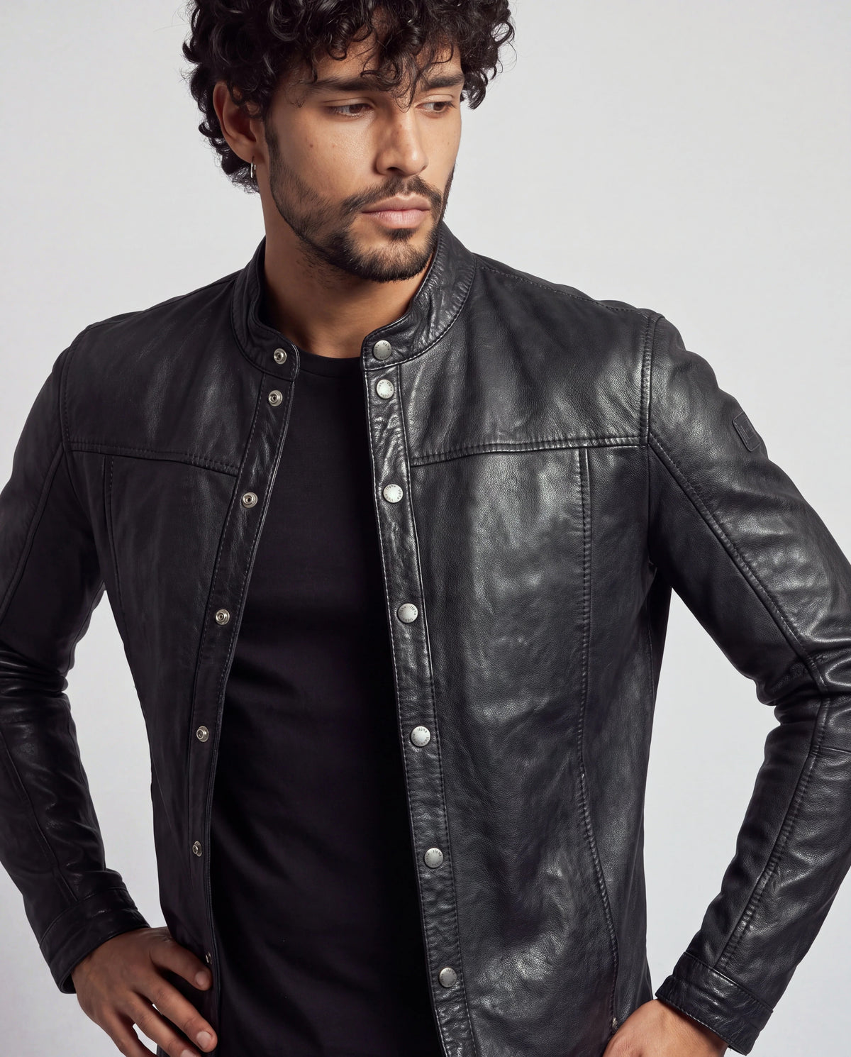 Jules von tigha – Leder-Overshirt für Herren aus Schafsleder in Heavy Washed Black, Nahaufnahme am Model