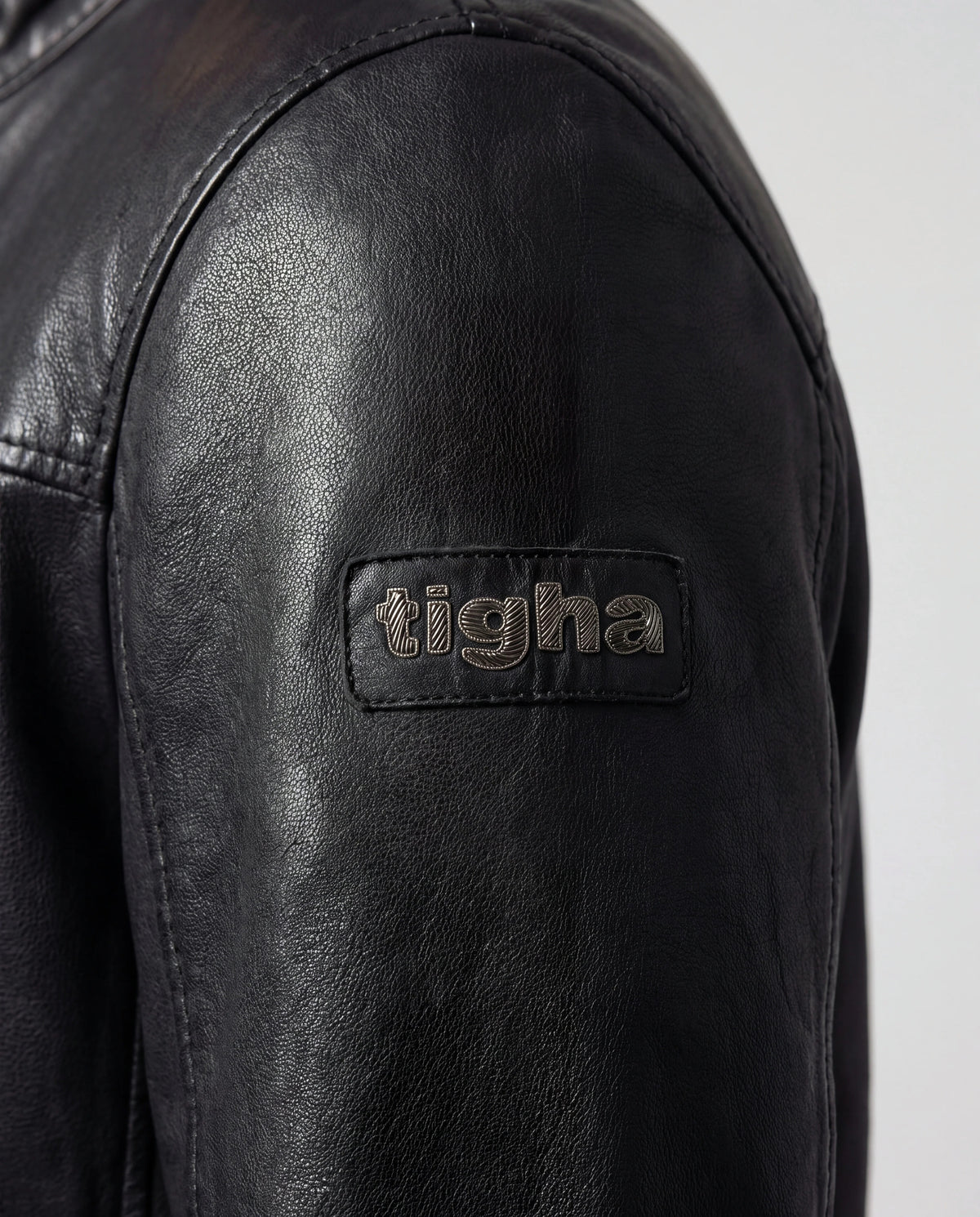 Jules von tigha – Leder-Overshirt für Herren aus Schafsleder in Heavy Washed Black, Detail Patch
