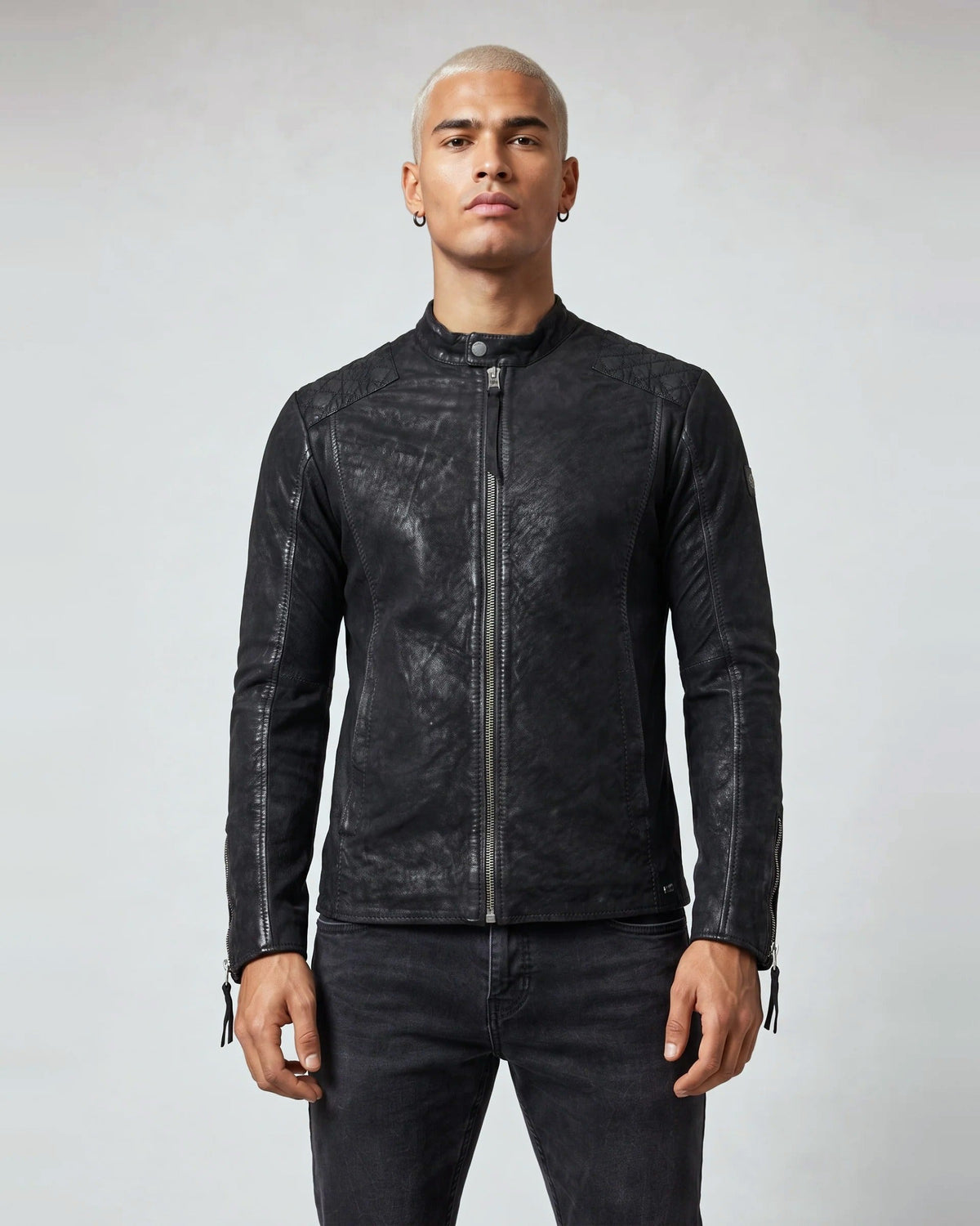 Nero von tigha – Biker-Lederjacke für Herren aus Rindsleder in Buffed Black, Vorderansicht am Model