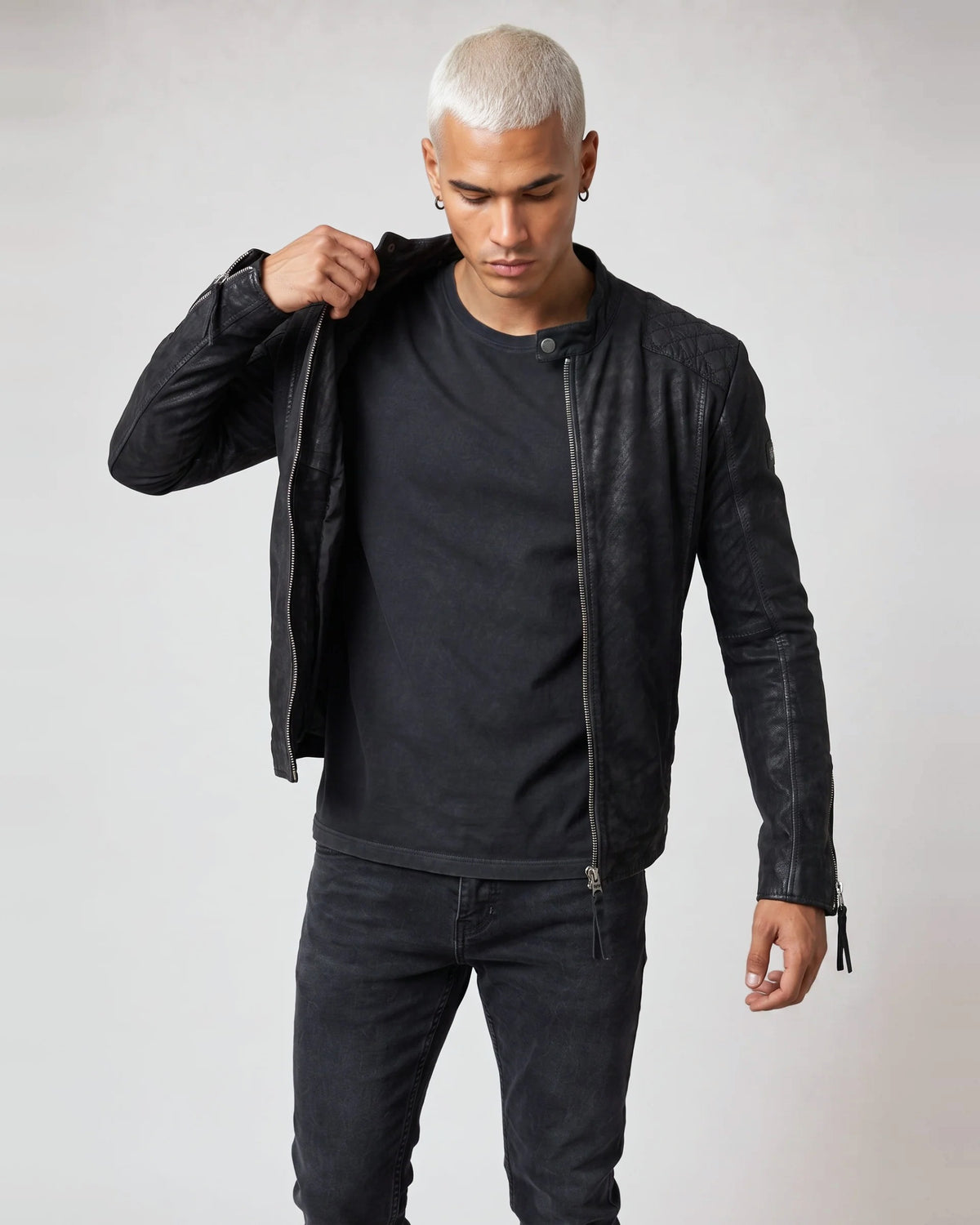 Nero von tigha – Biker-Lederjacke für Herren aus Rindsleder in Buffed Black, offen getragen, Hand am Revers