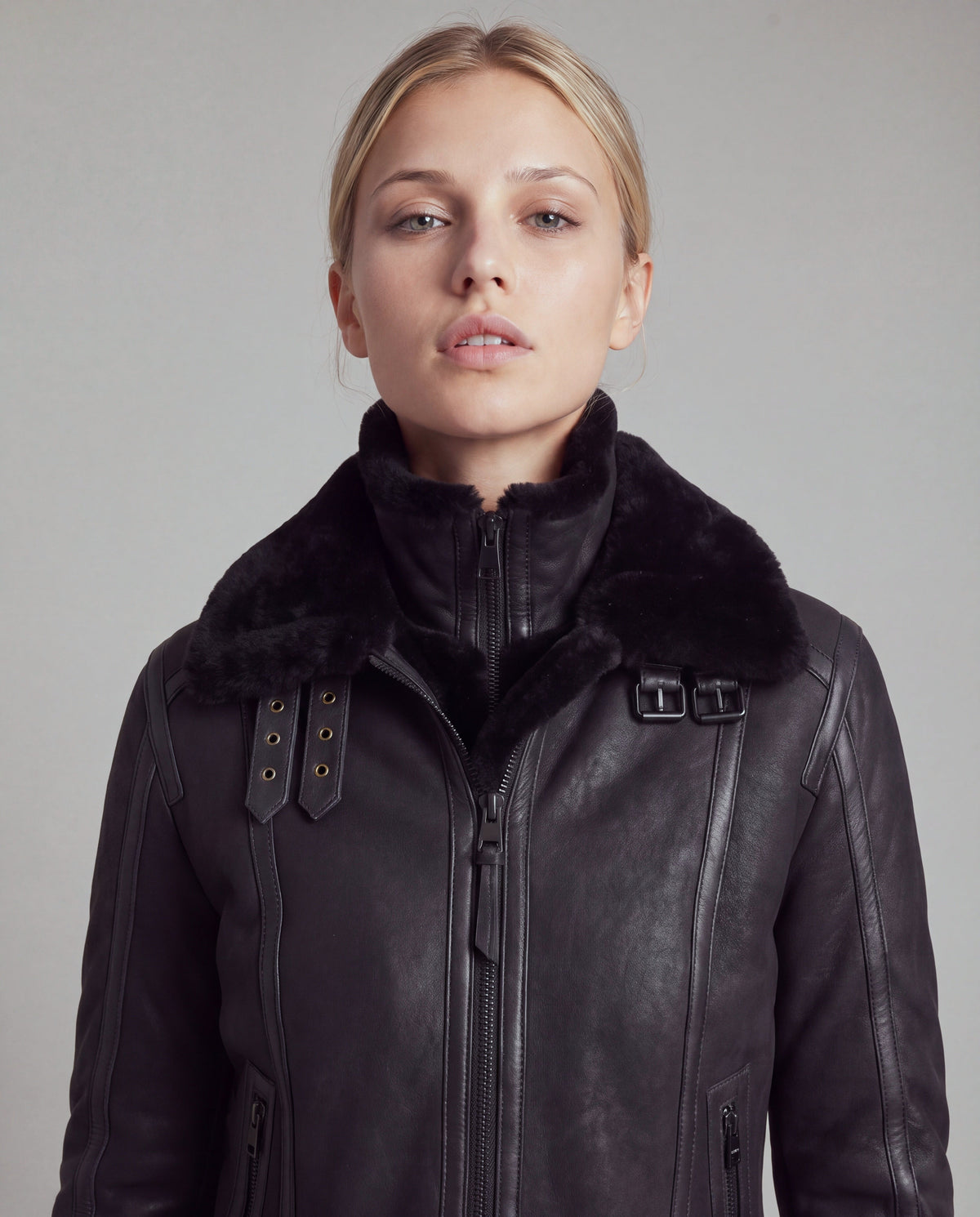 Nox von tigha – Aviator-Lederjacke mit doppeltem schwarzem Shearling-Kragen für Damen, Rindsleder in Buffed Black, Nahaufnahme, Kragen hochgestellt