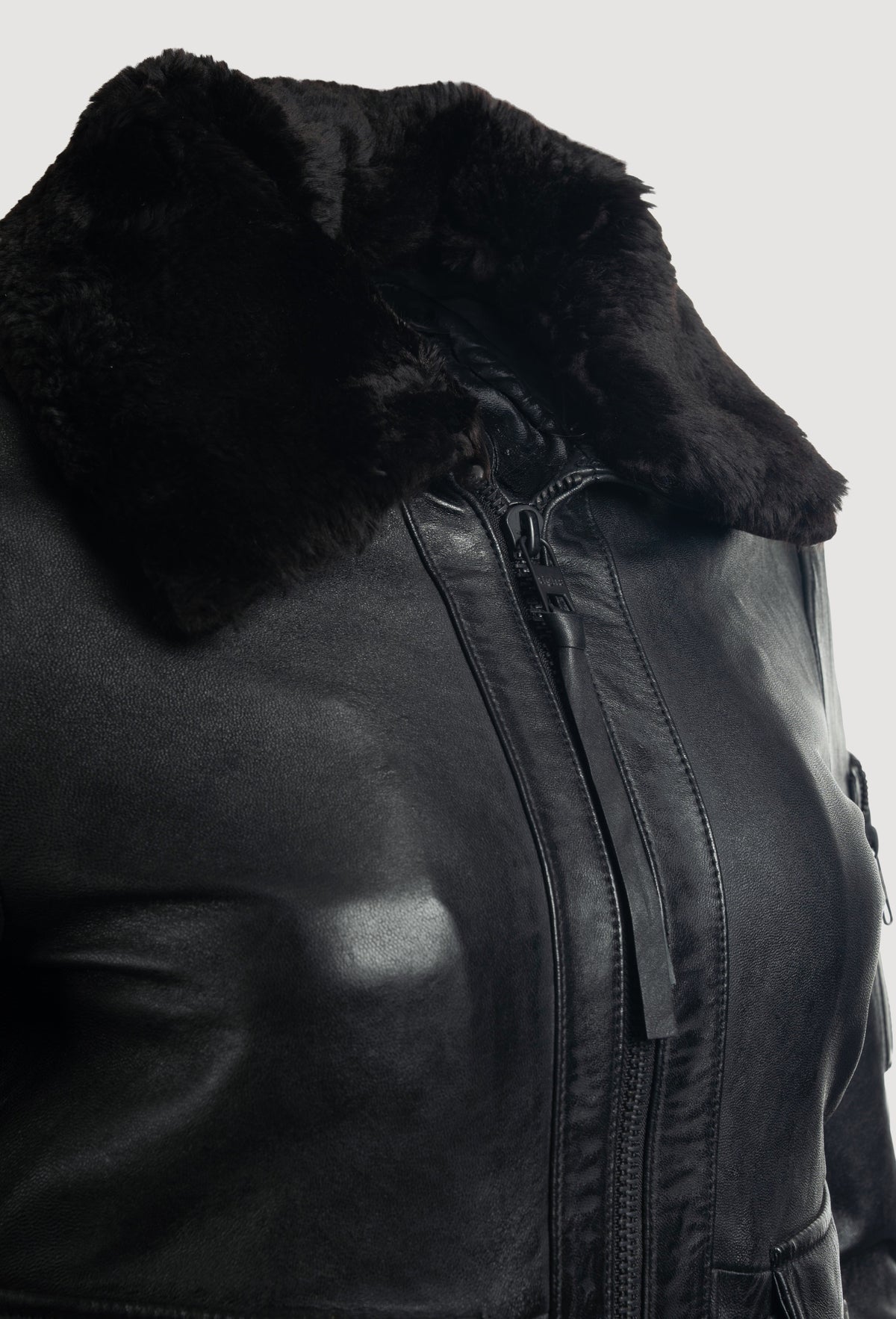 Pam von tigha – Piloten-Bomber aus Schafsleder mit Shearling-Kragen für Damen in Heavy Washed Black, Detail Kragen