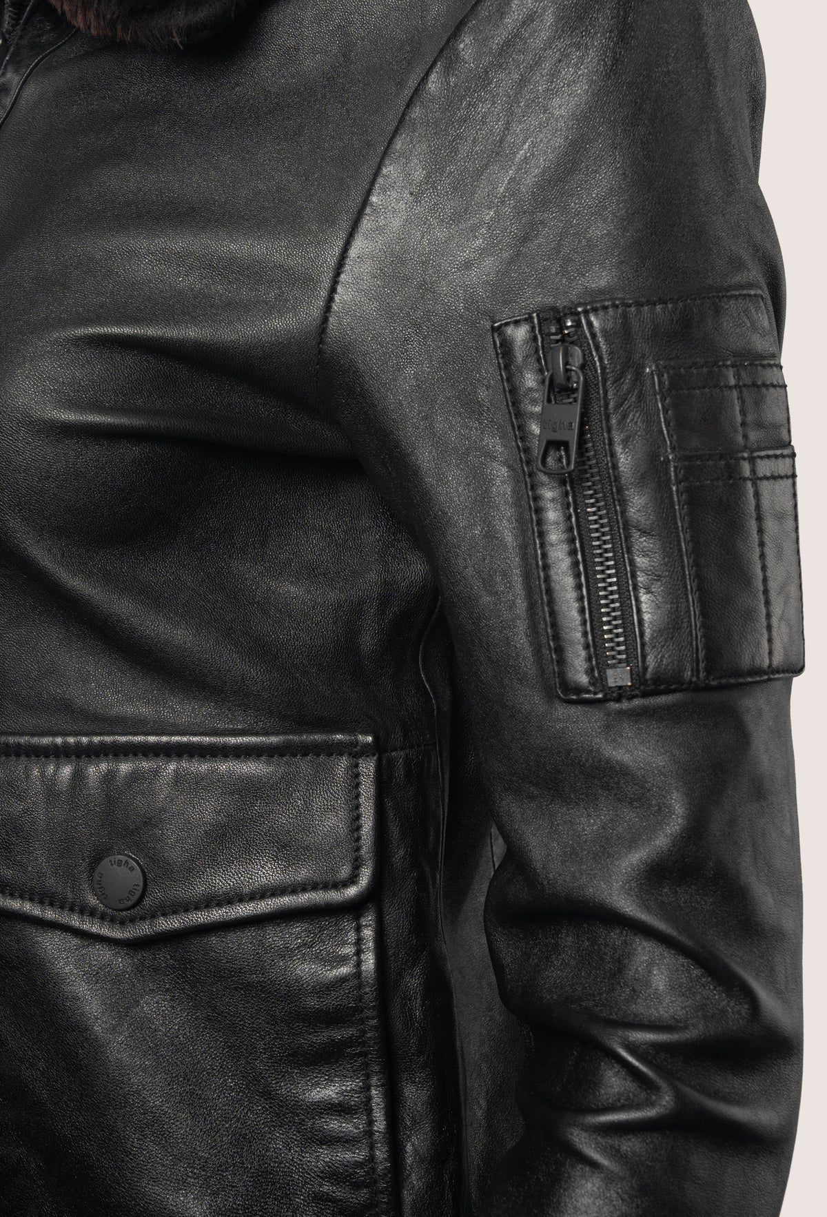 Pam — Detail Ärmeltasche
