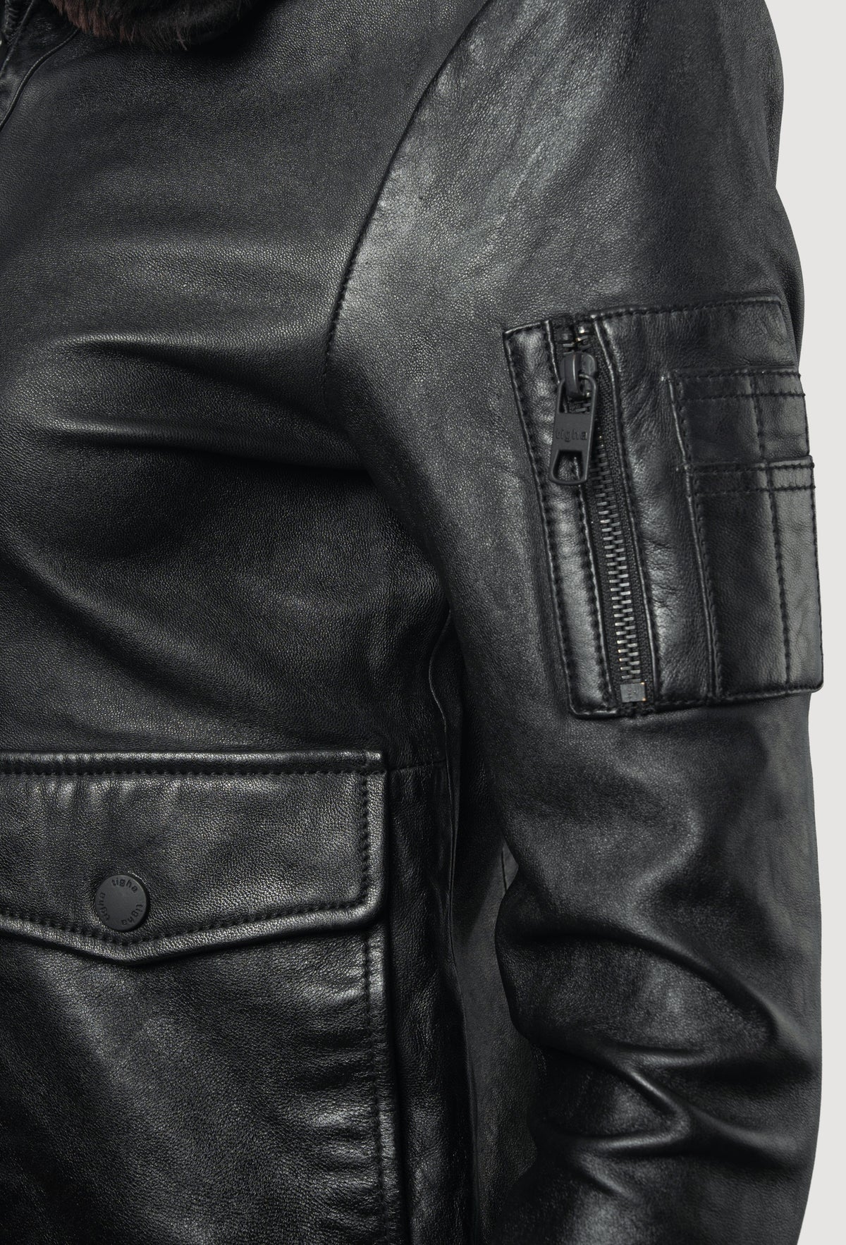 Pam von tigha – Piloten-Bomber aus Schafsleder mit Shearling-Kragen für Damen in Heavy Washed Black, Detail Ärmeltasche
