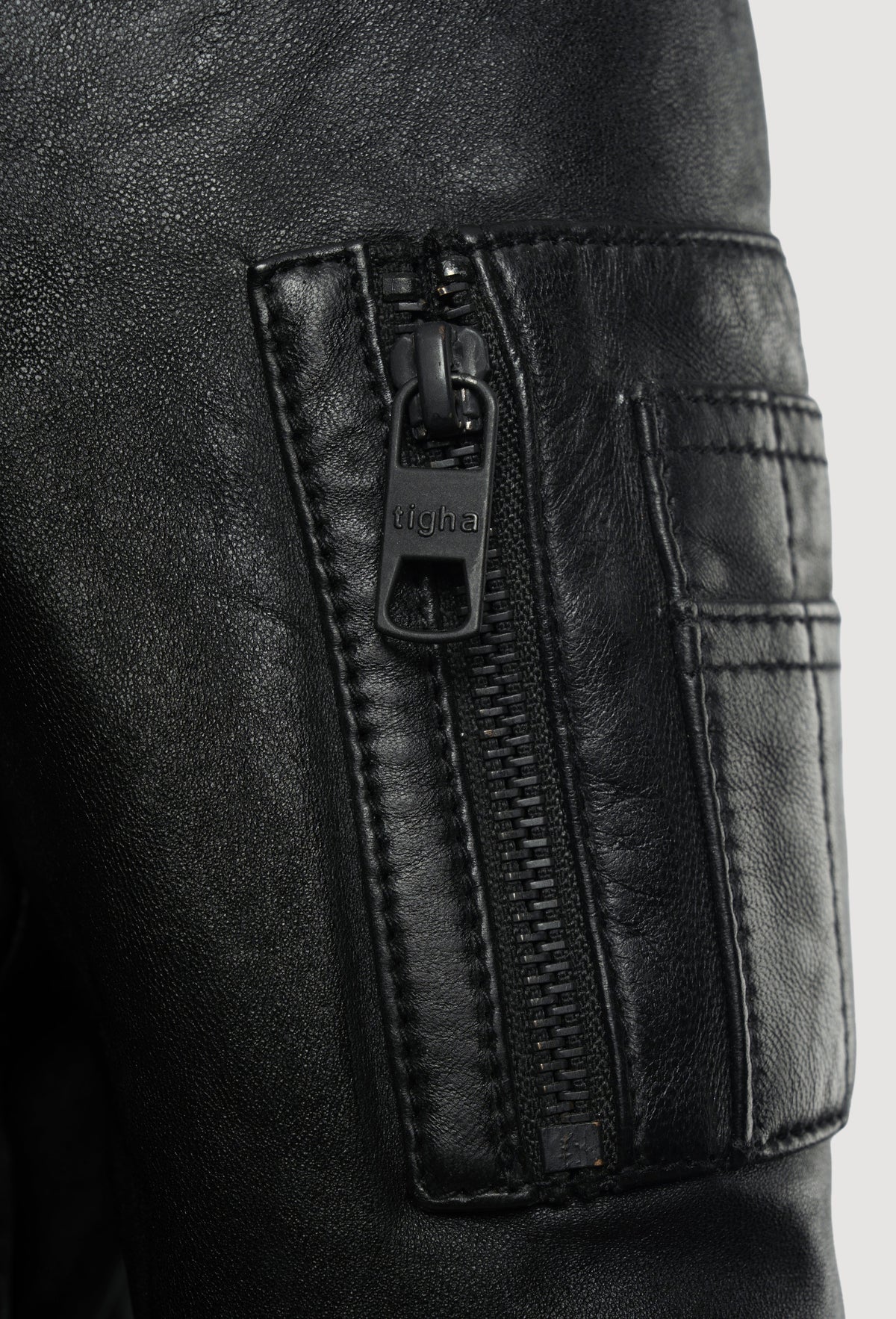 Pam von tigha – Piloten-Bomber aus Schafsleder mit Shearling-Kragen für Damen in Heavy Washed Black, Detail Ärmel-Zip