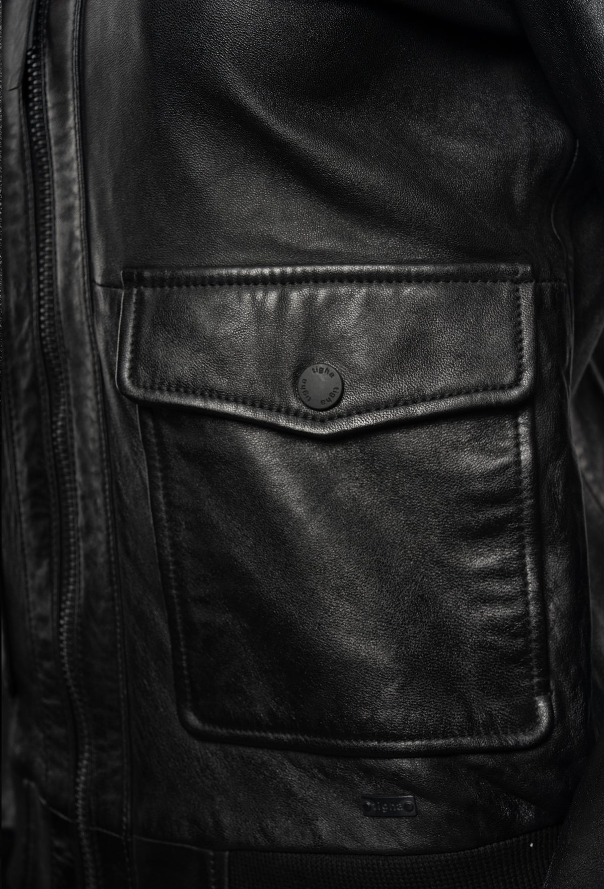 Pam — Detail Brusttasche