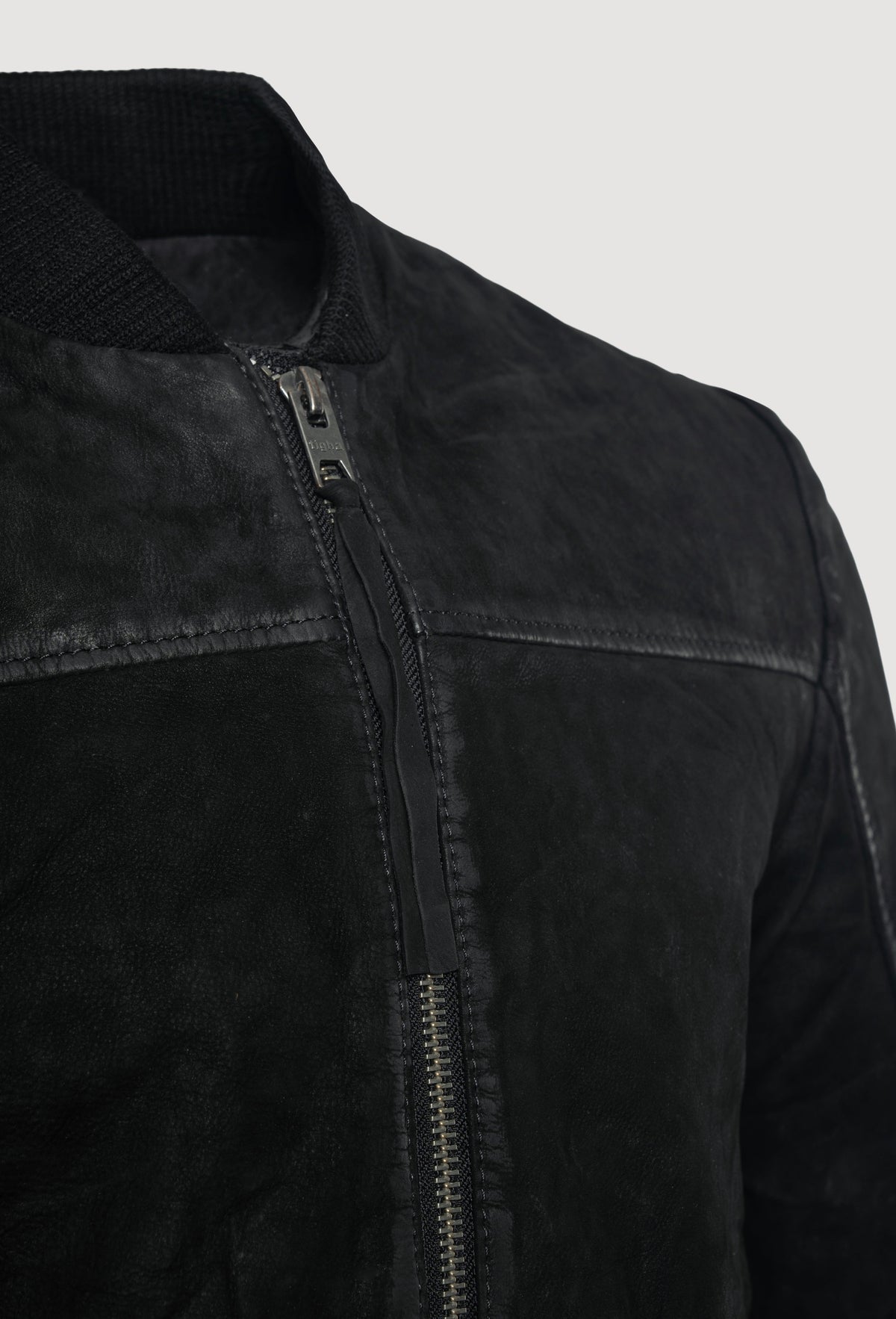 Velte von tigha – Bomber-Lederjacke für Herren aus Rindsleder-Nubuk in Buffed Black, Detail Kragen