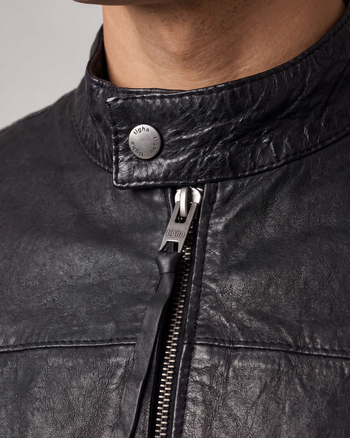 Heavy Washed Leder am Stehkragen der Daniel