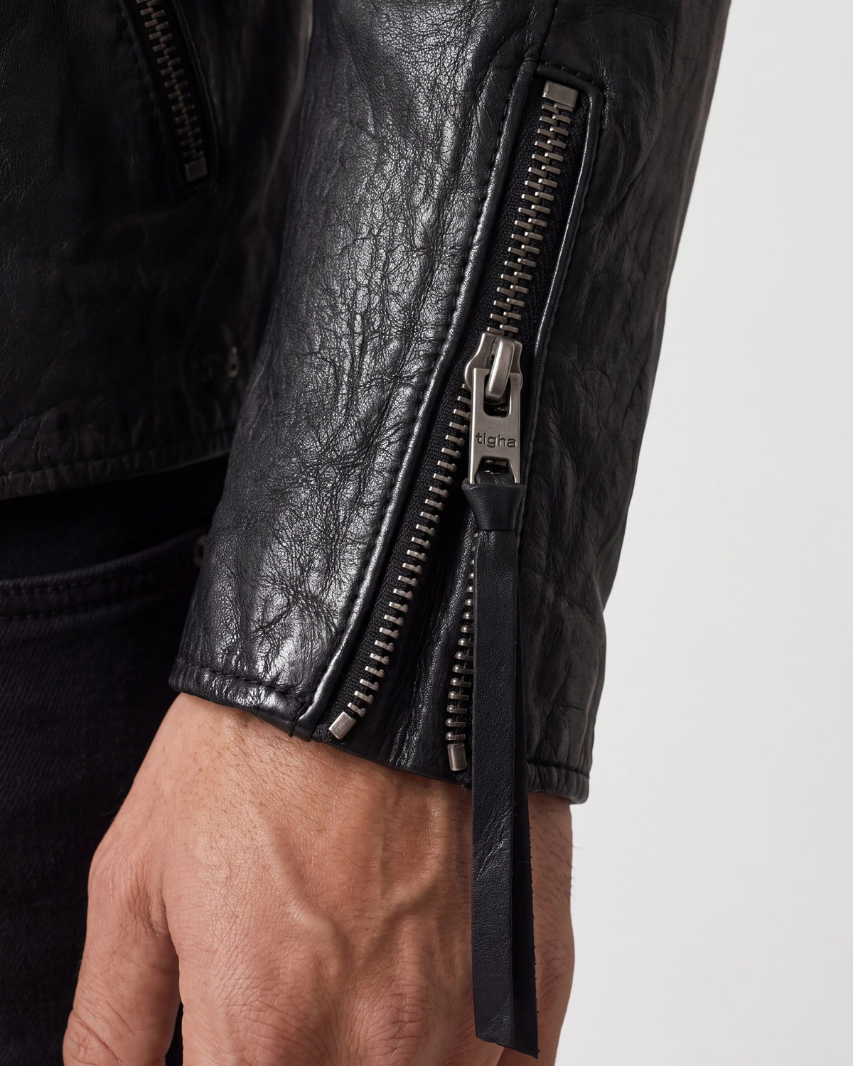 Daniel — Detail Zip-Ärmel