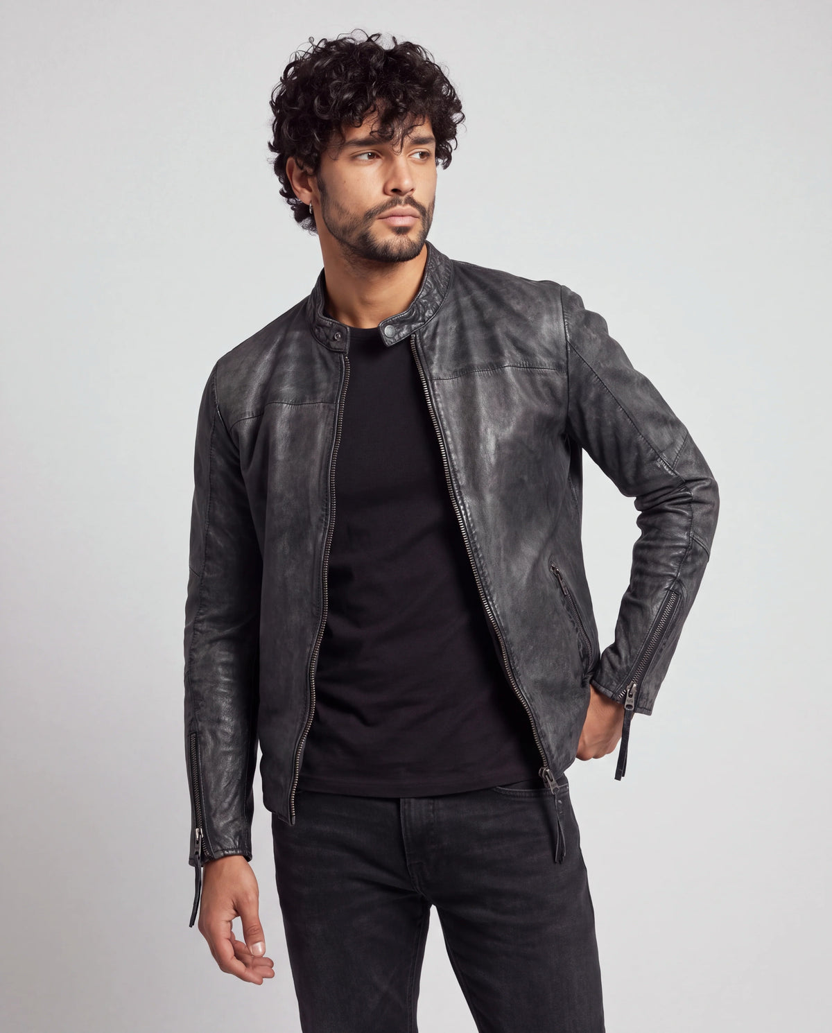 Daniel von tigha – Lederjacke mit Stehkragen für Herren aus Rindsleder in Stone Washed Black, Dreiviertelansicht, offen getragen
