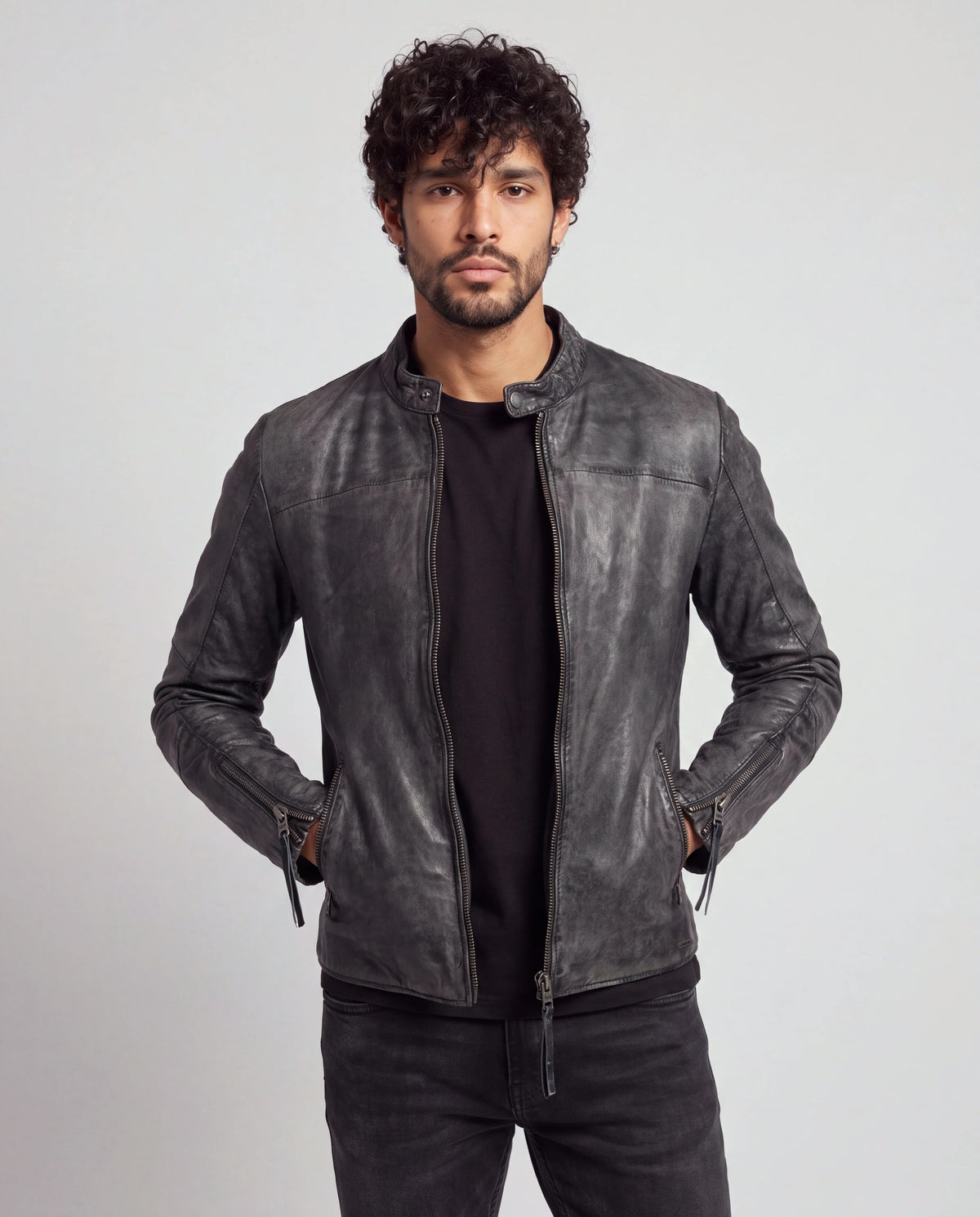Daniel von tigha – Lederjacke mit Stehkragen für Herren aus Rindsleder in Stone Washed Black, Vorderansicht, Hände in den Taschen