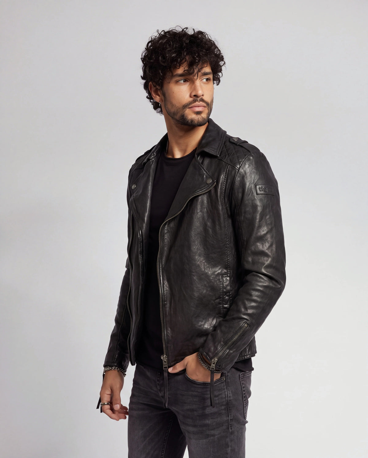 Elon von tigha – Perfecto-Biker-Lederjacke für Herren aus gewachstem Schafsleder mit Rautensteppung, Dreiviertelansicht am Model