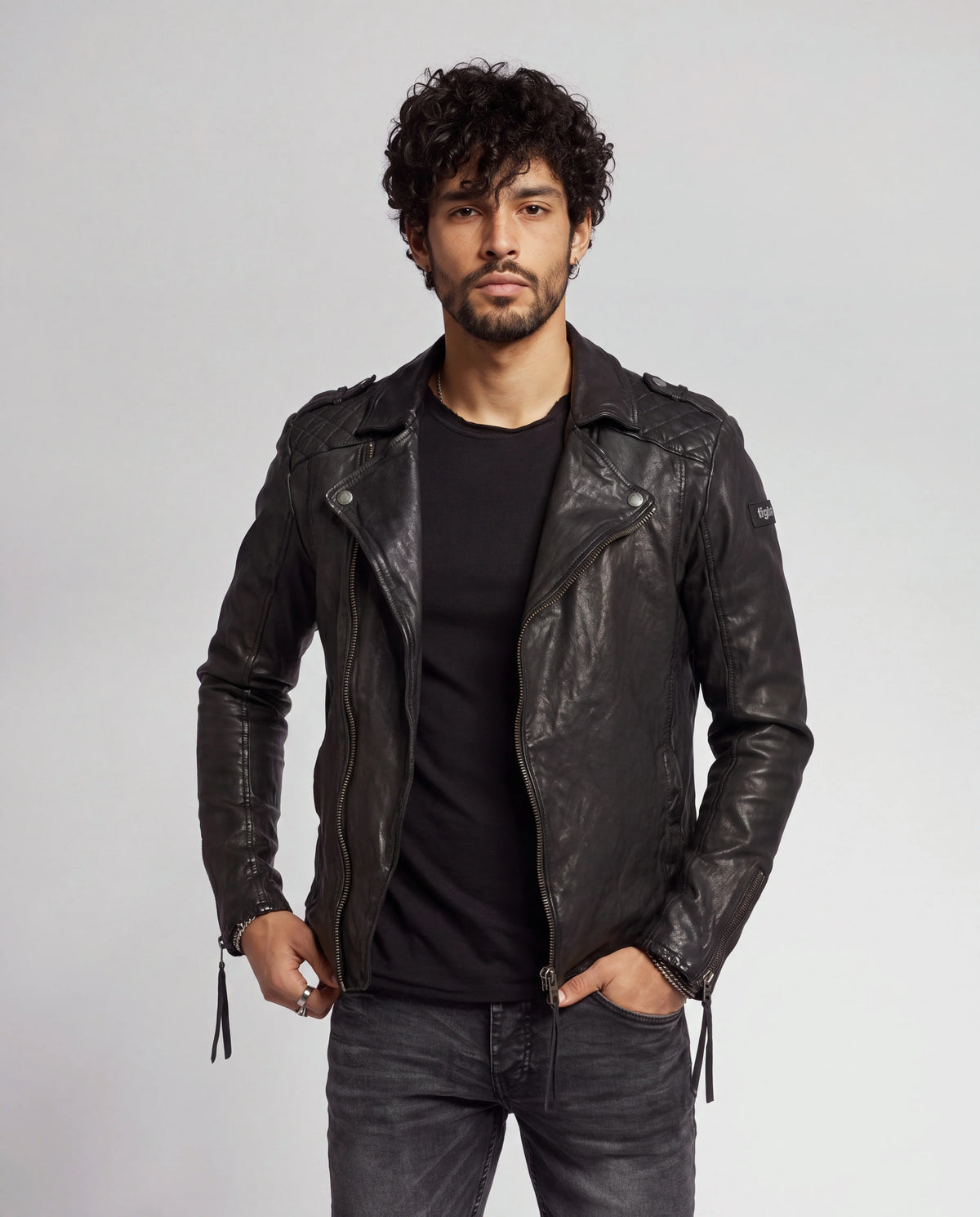 Elon von tigha – Perfecto-Biker-Lederjacke für Herren aus gewachstem Schafsleder mit Rautensteppung, Vorderansicht am Model