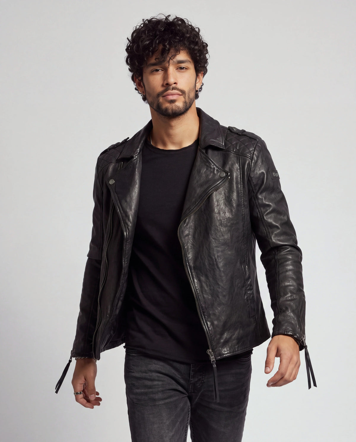 Elon von tigha – Perfecto-Biker-Lederjacke für Herren aus gewachstem Schafsleder mit Rautensteppung, Vorderansicht, offen getragen