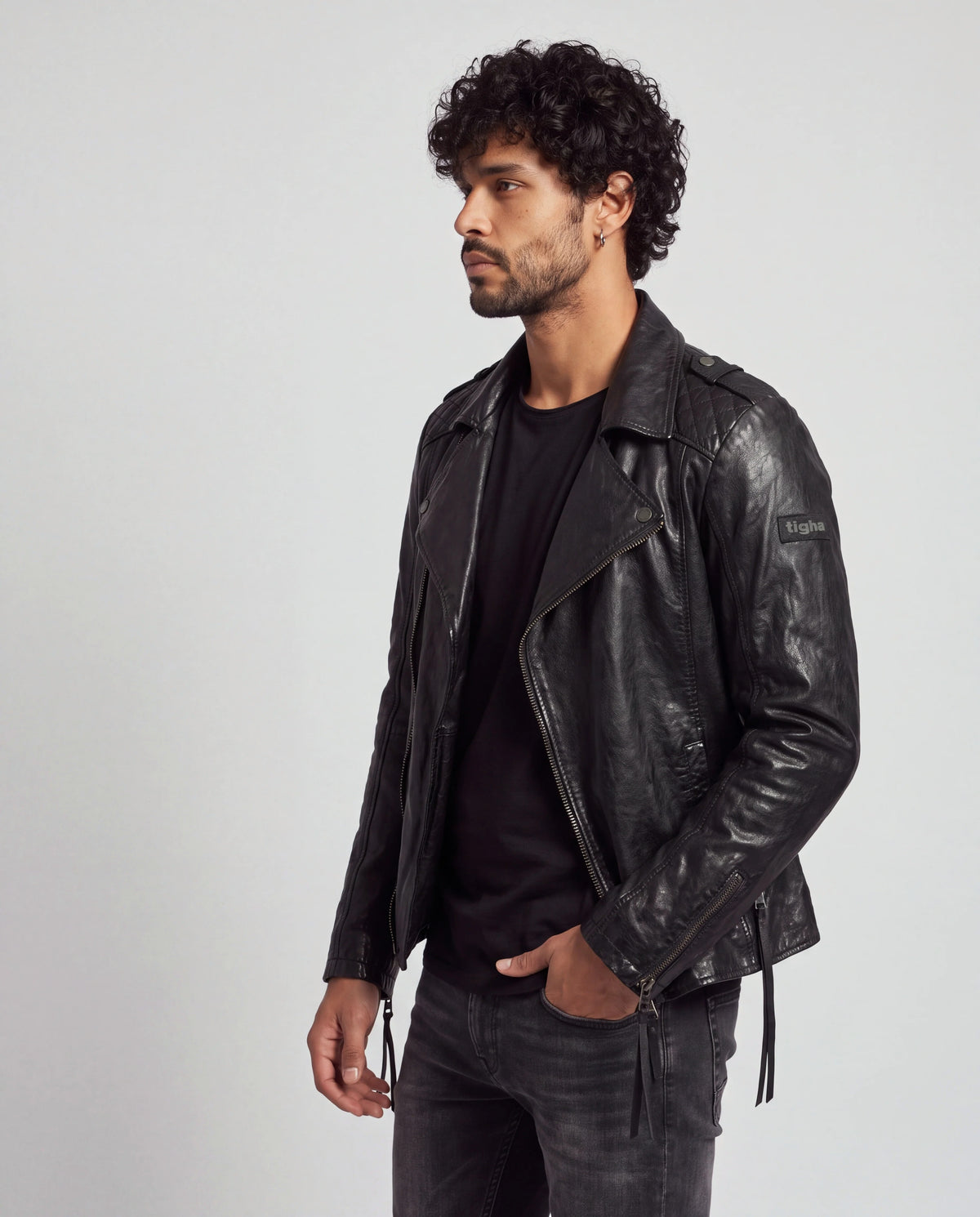 Elon von tigha – Perfecto-Biker-Lederjacke für Herren aus gewachstem Schafsleder mit Rautensteppung, Dreiviertelansicht, Blick zur Seite