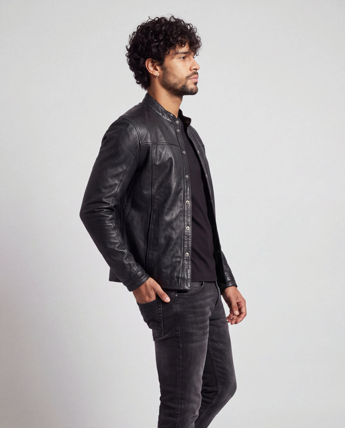 Jules von tigha – Leder-Overshirt für Herren aus Schafsleder in Heavy Washed Black, Dreiviertelansicht, Hand in der Tasche