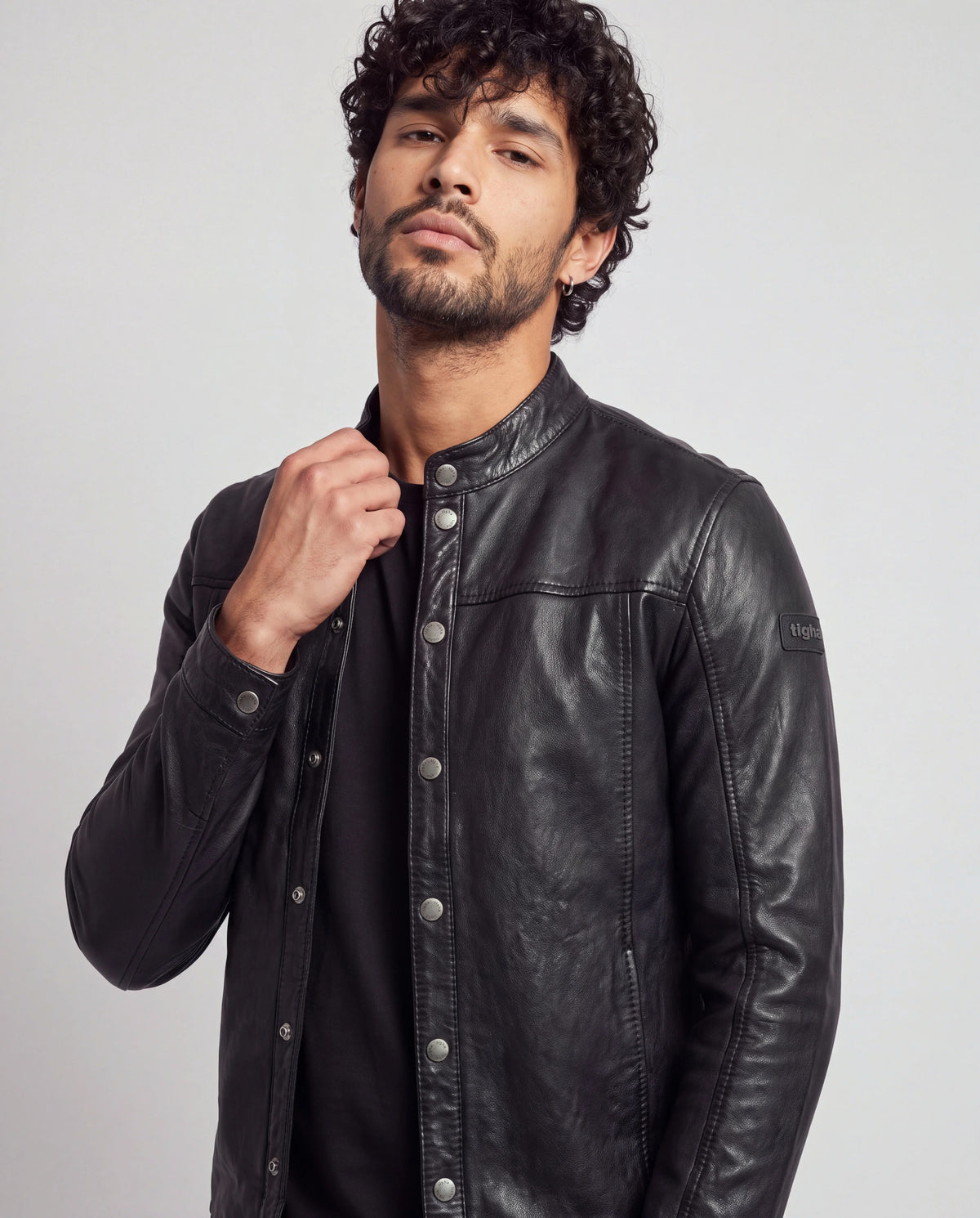 Jules von tigha – Leder-Overshirt für Herren aus Schafsleder in Heavy Washed Black, Nahaufnahme, Hand an der Knopfleiste