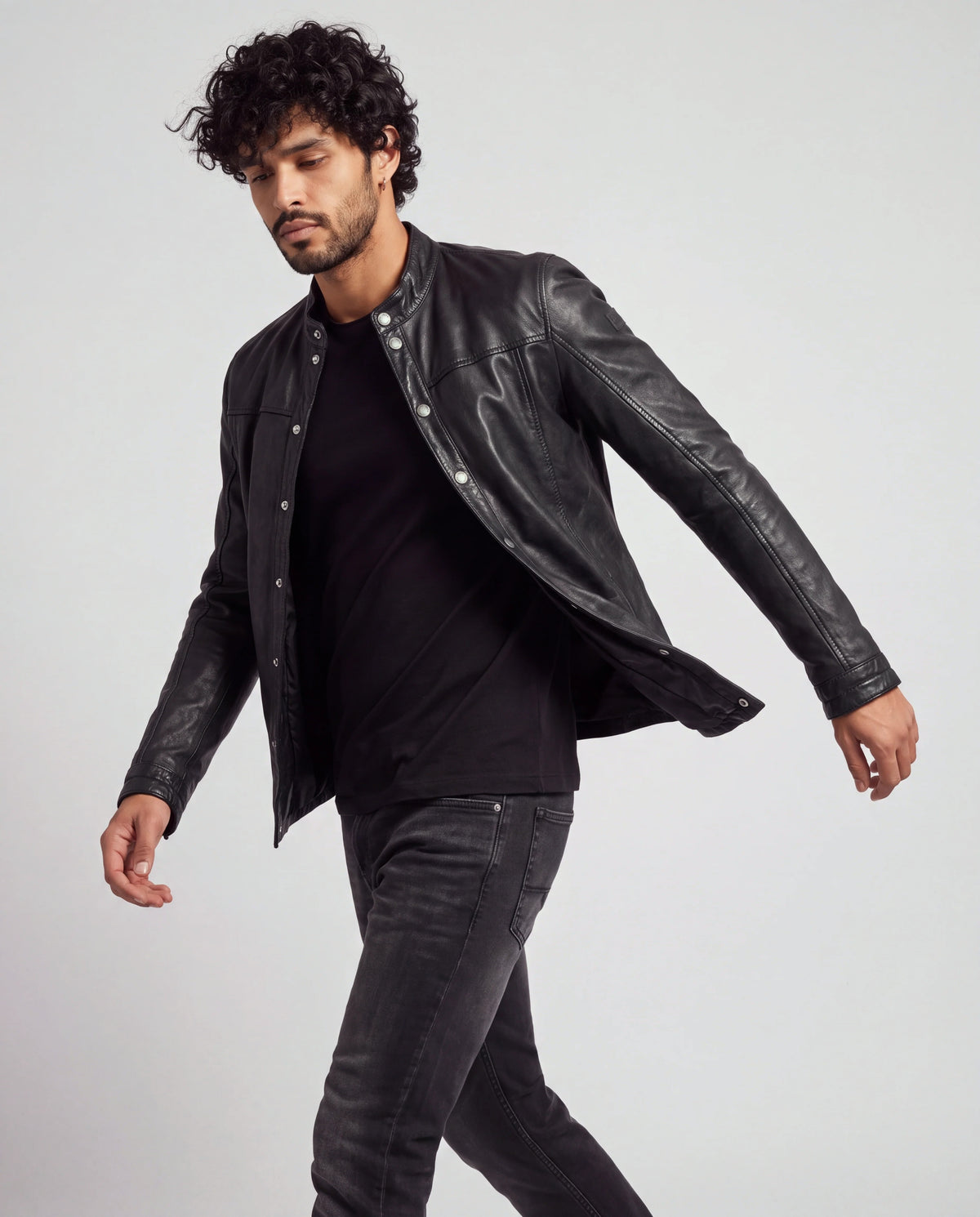 Jules von tigha – Leder-Overshirt für Herren aus Schafsleder in Heavy Washed Black, in Bewegung
