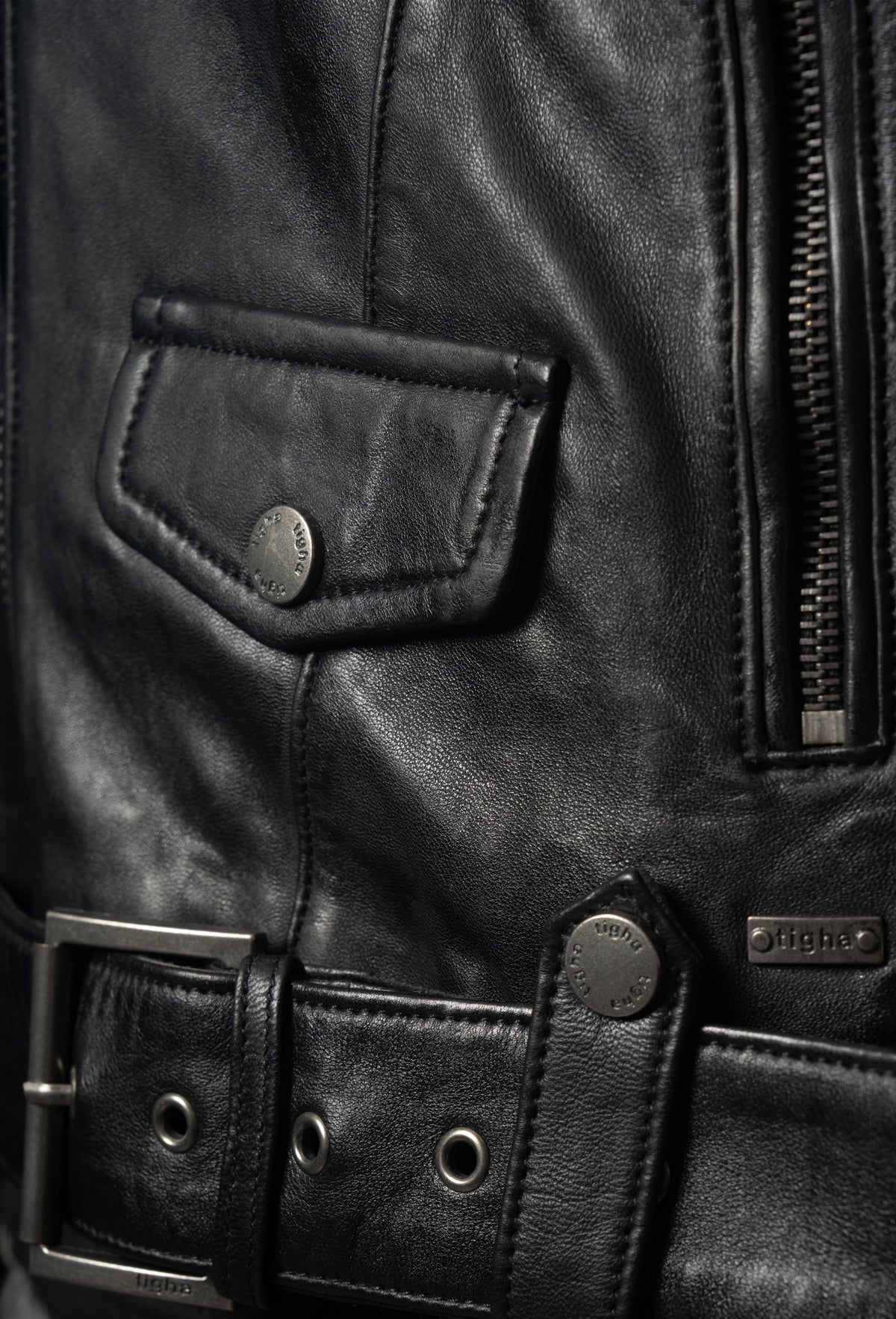 A True Lovestory — Detail Taschen und Gürtel
