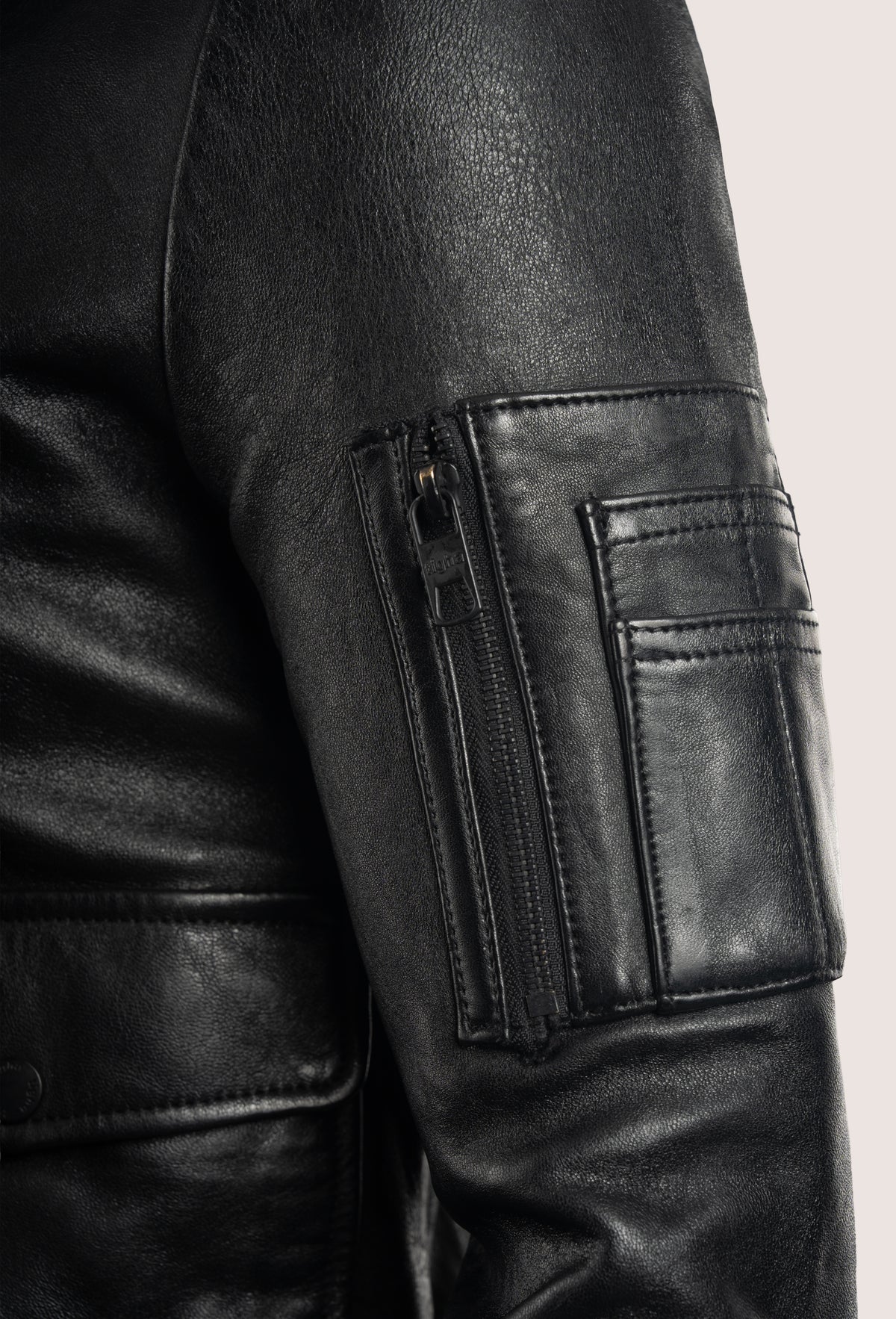 Pete — Detail Ärmeltasche