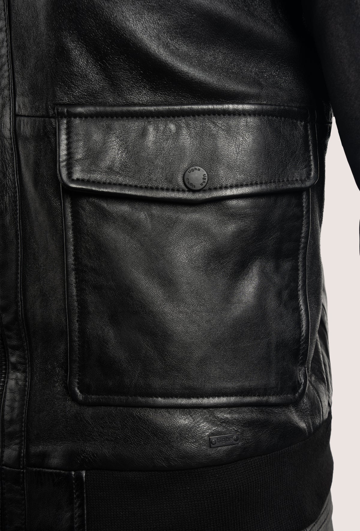 Pete — Detail Brusttasche