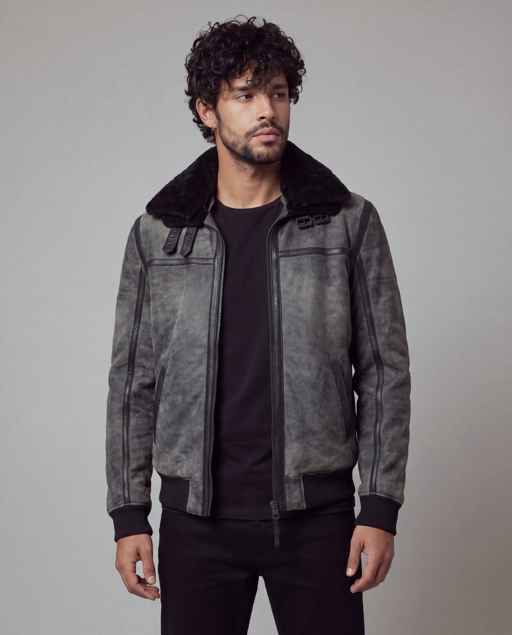 Talvi von tigha – Aviator-Lederjacke mit doppeltem Shearling-Kragen für Herren, Schafsleder in Elephant Vintage Grey, Vorderansicht, offen getragen